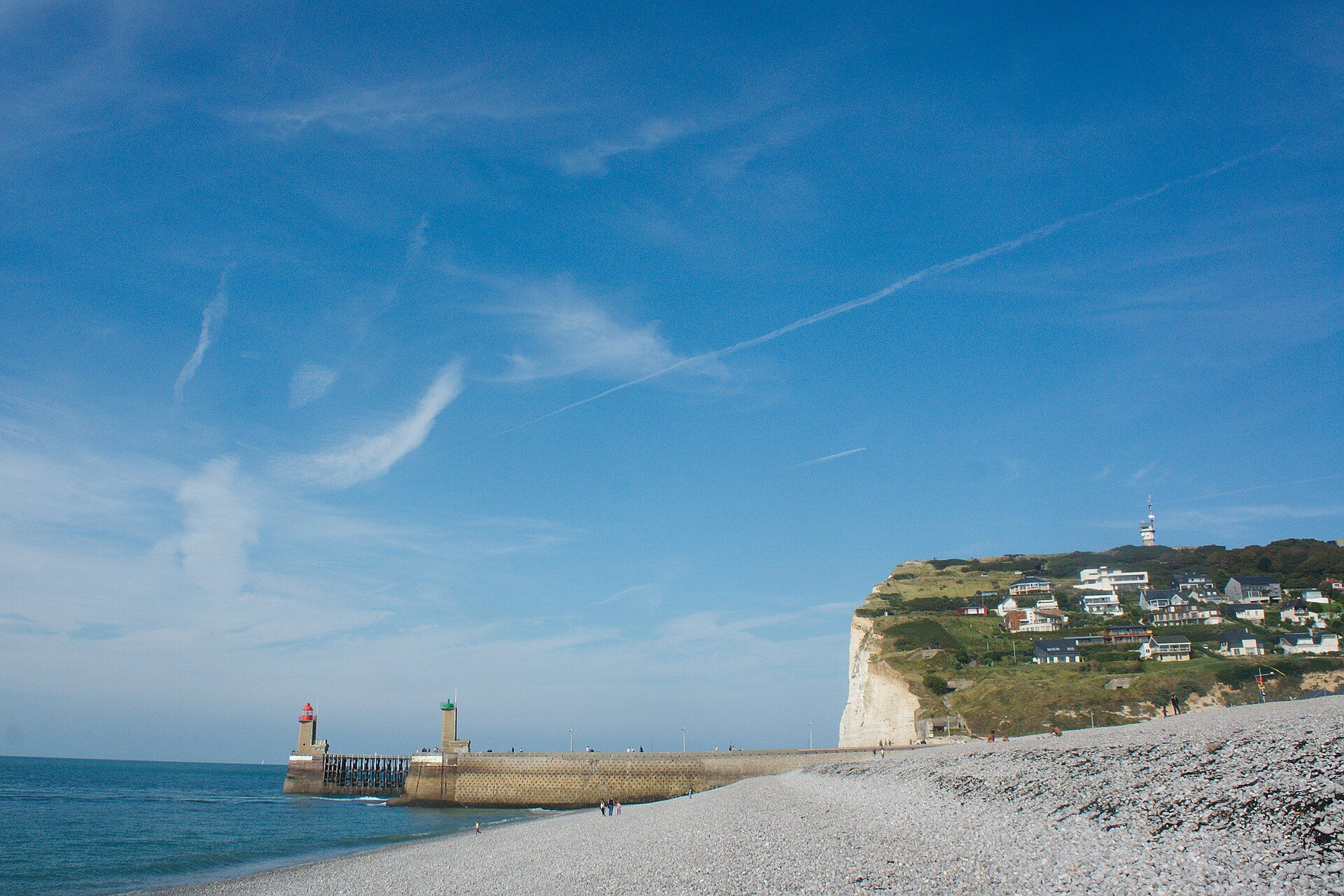 La jetée, la plage de galets et la falaise de Fécamp