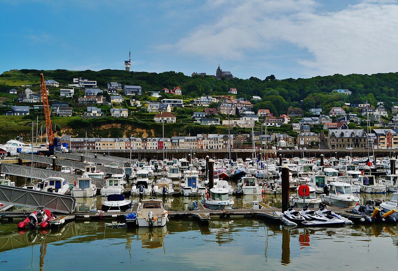 Le port de Fécamp, la ville sur la colline et la chapelle Notre-Dame du Salut