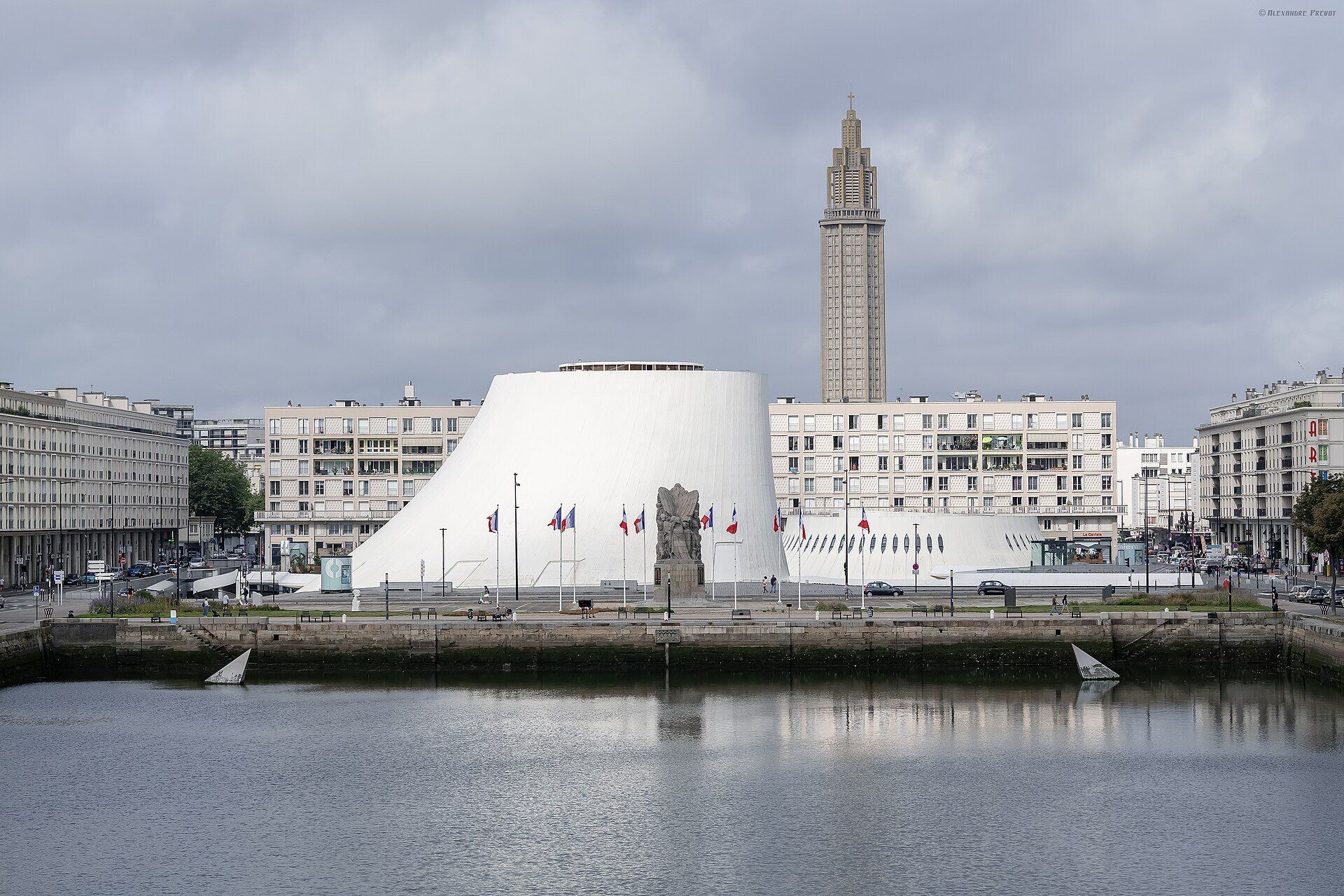 Le Volcan d'Oscar Niemeyer et la tour de l'église Saint-Joseph au Havre