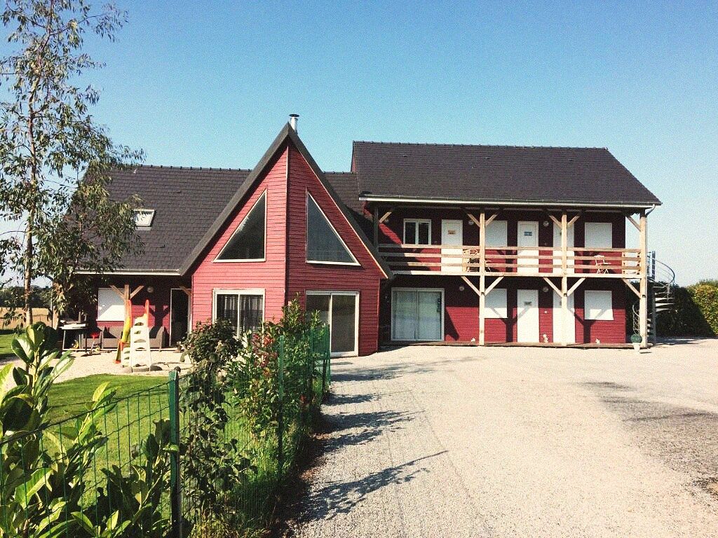 L'Alcôve de Vittefleur — maison d'hôtes normande à Vittefleur, façade en bois rouge avec balcon et toits d'ardoise